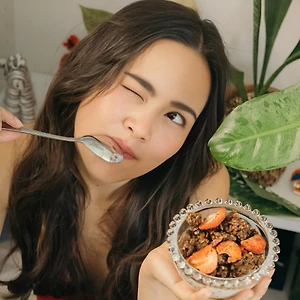 Nữ diễn viên Yaya Urassaya tạo dáng bên chén hạt granola.