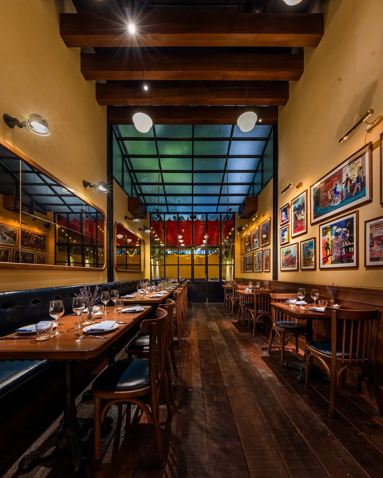 không gian của quán Lupin Bistrot et Vins