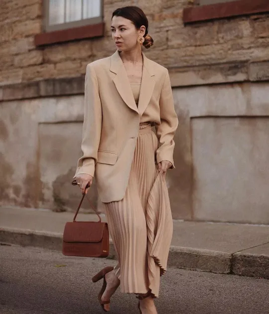 trang phục monochrome màu be áo blazer chân váy maxi xếp ly