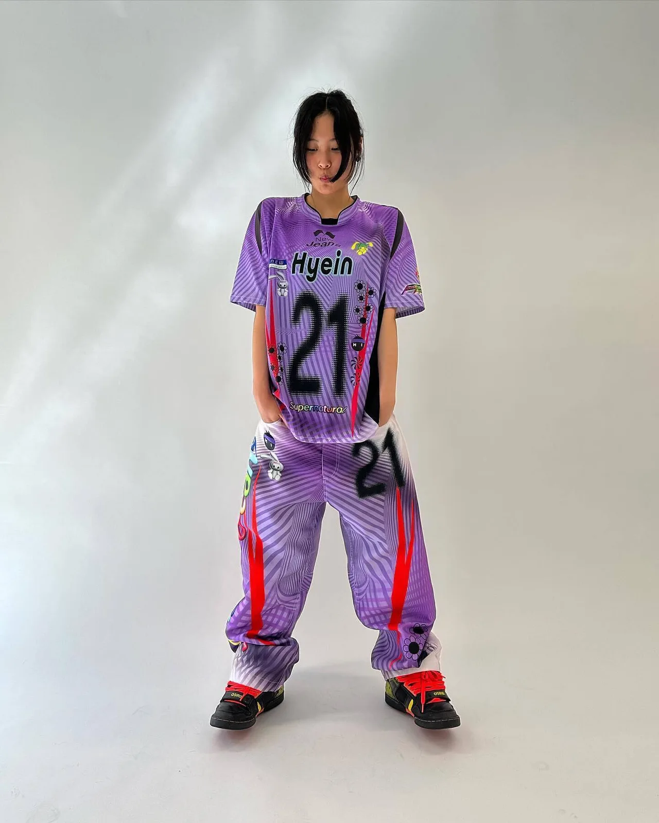 Hyein NewJeans mặc áo jersey