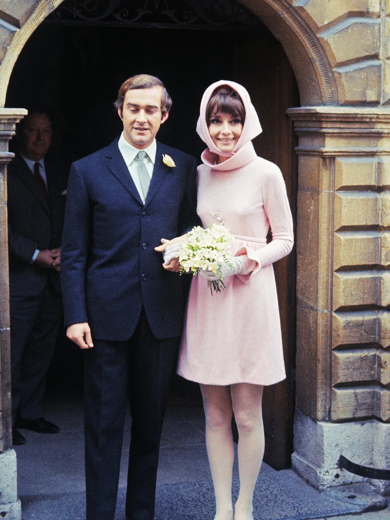 audrey hepburn mặc đẹp với khăn bandana trong ngày cưới