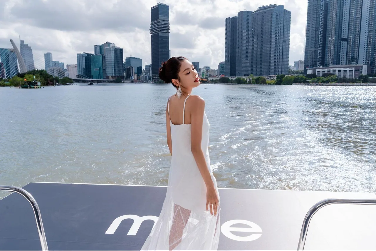 Thảo Nhi Lê trở thành tâm điểm với đầm trắng phối ren mỏng manh, bên cạnh các bản phối sơ mi thanh lịch cùng corset hay quần âu cạp xếp ly đi liền áo khoác lửng.
