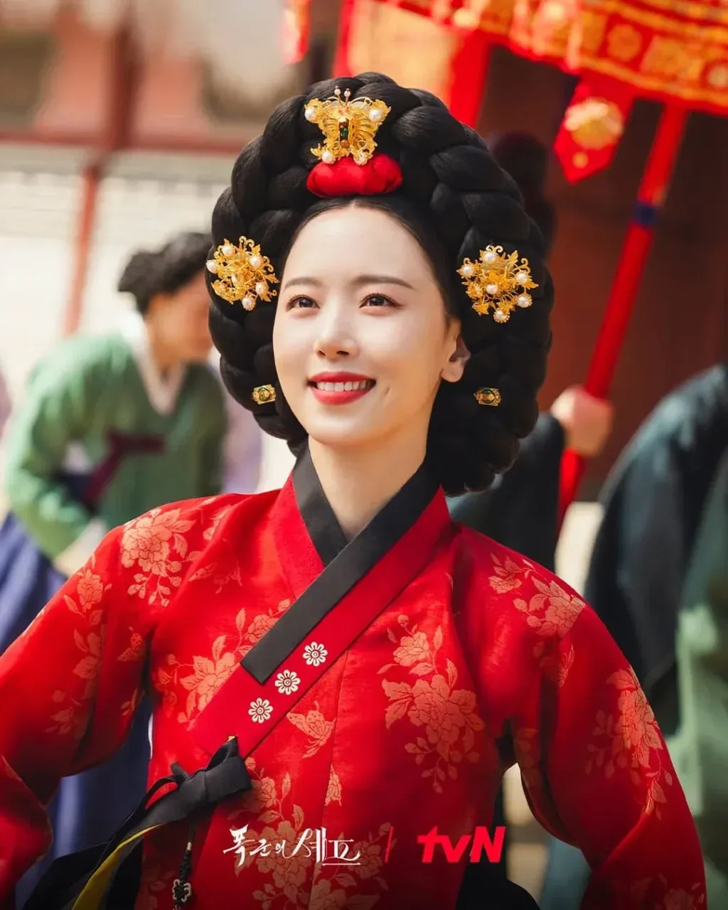 "ác nữ" Kang Han Na diện bộ hanbok đỏ ruby