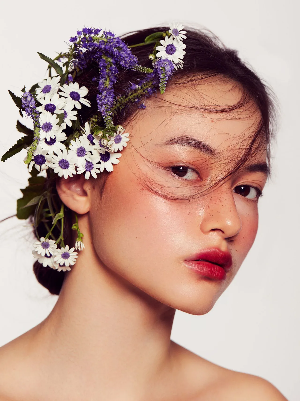 Người mẫu đội vòng hoa cúc