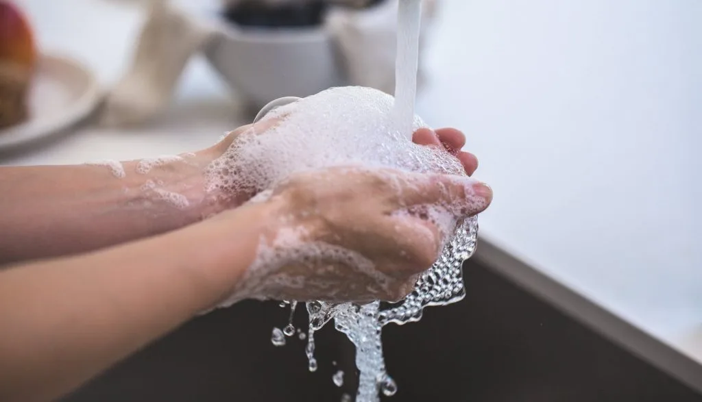 rửa mặt trị mụn bằng nước muối sinh lý