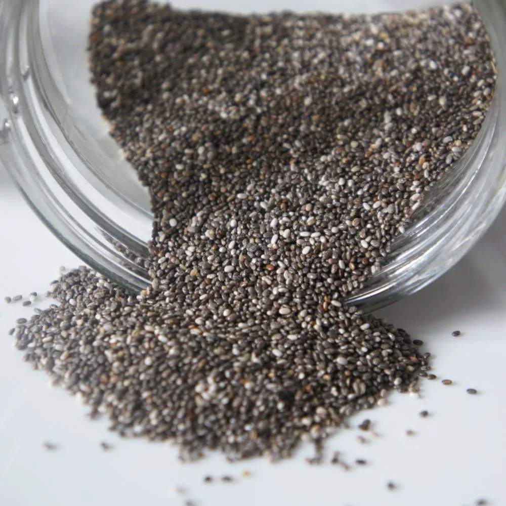 hạt chia từ lọ thủy tinh đổ ra chứa nhiều omega-3