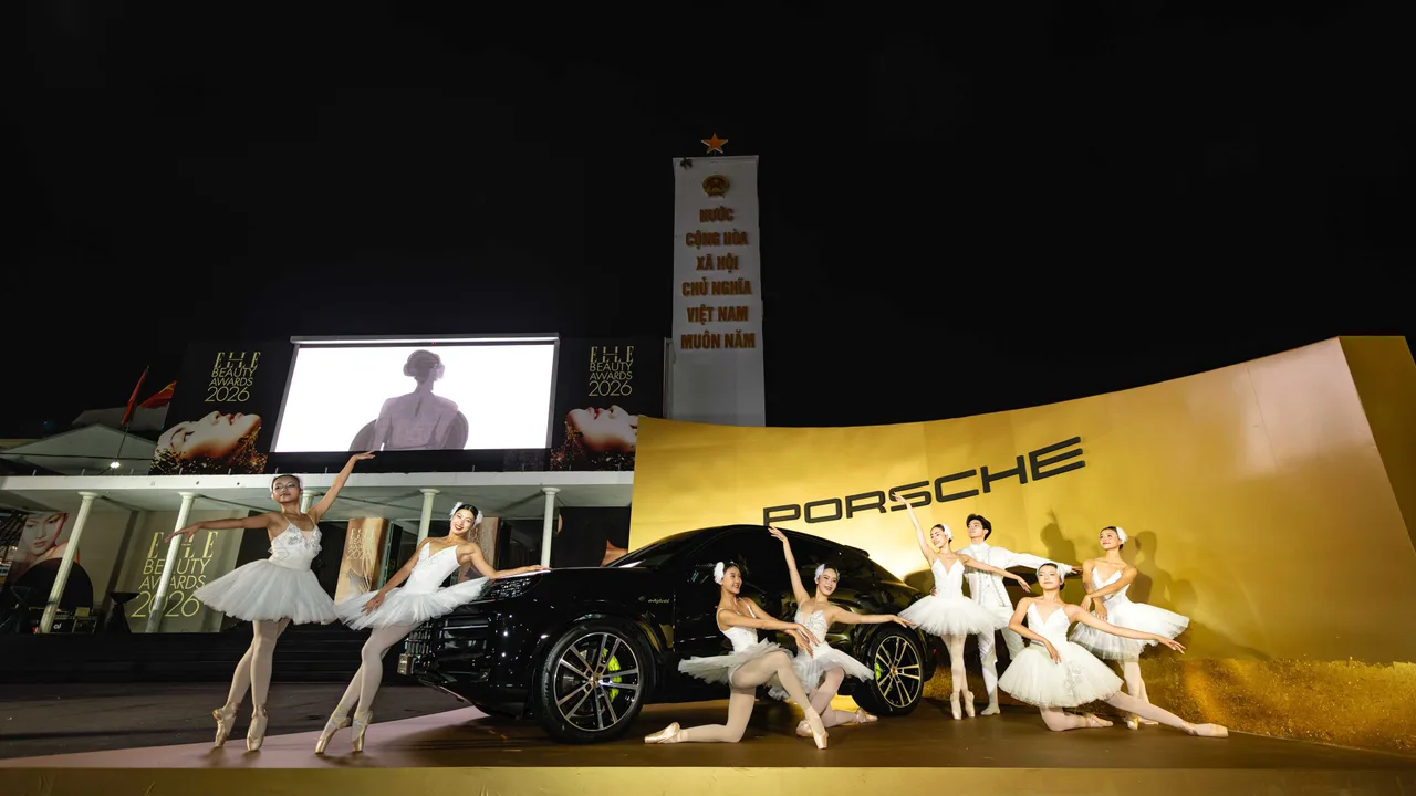 Các diễn viên múa của Saigon Dance Theater bên cạnh Porsche Cayenne E-Hybrid.