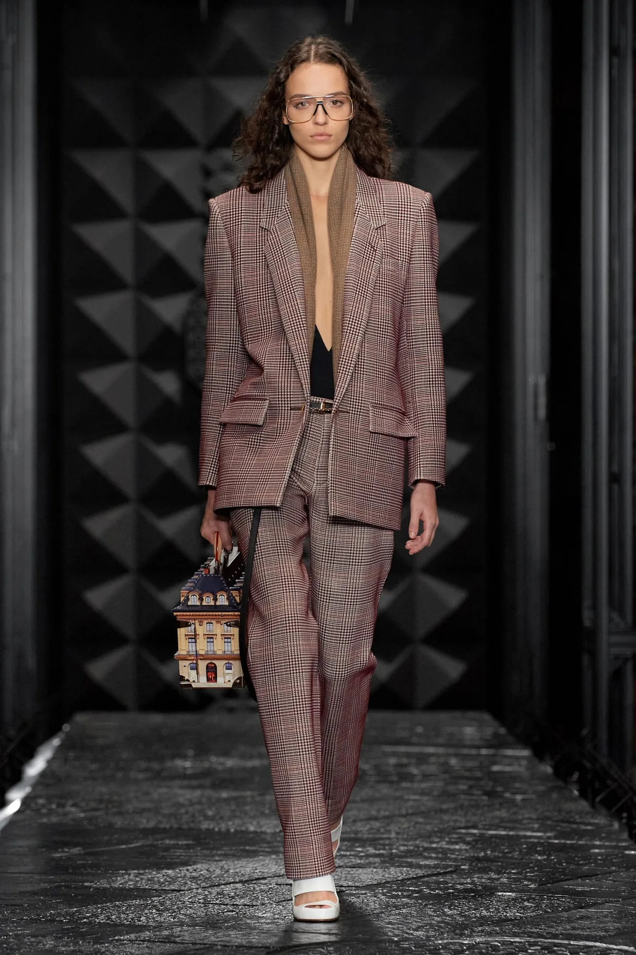 00017-louis-vuitton-fall-2023-ready-to-wear-credit-gorunway