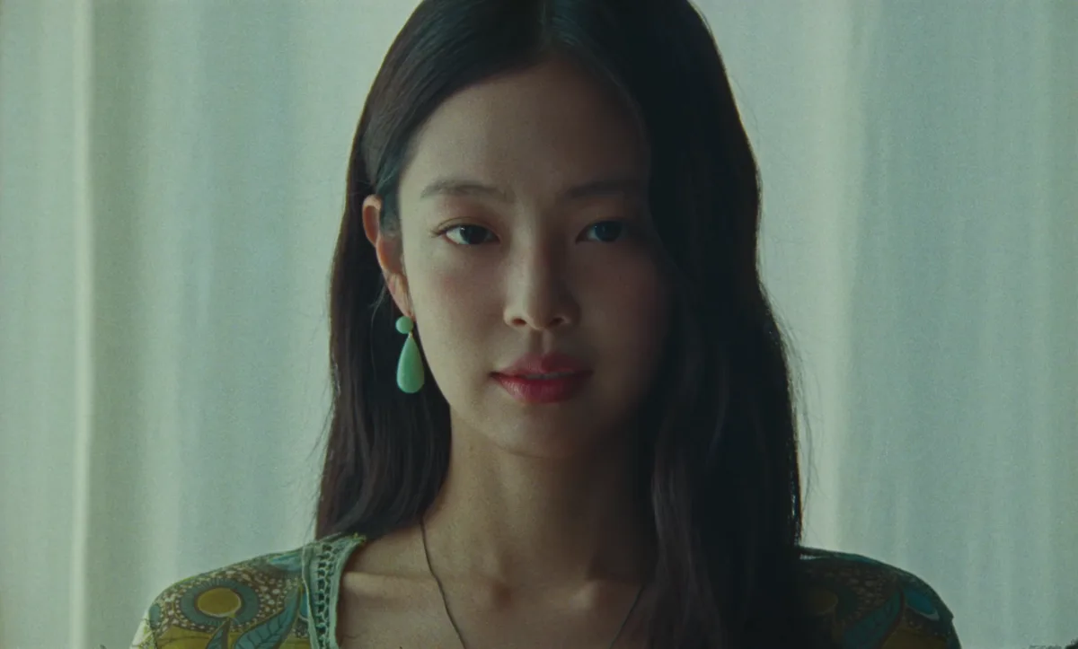 thời trang của jennie trong mv less than a lover 11