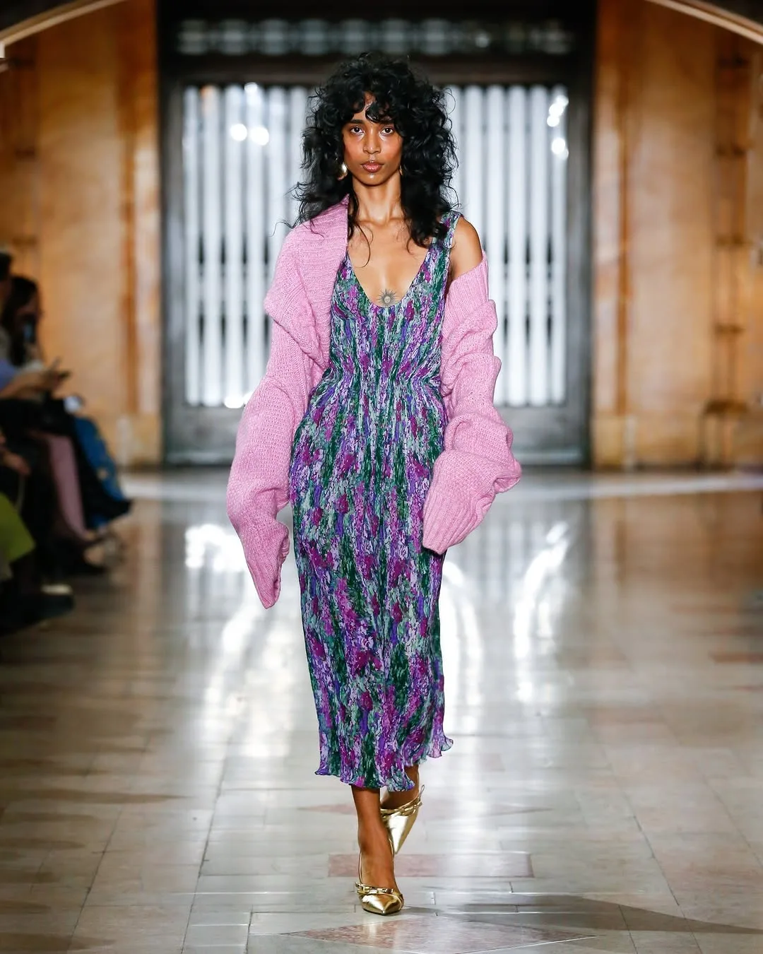 "Messy girl" trên sàn diễn Thu-Đông 2025 của Prabal Gurung.