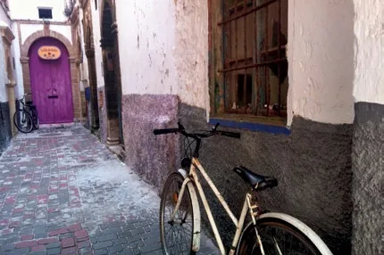 Những tòa nhà và vách tường của những con ngõ ở Essaouira - thành phố của gió, mèo, và... xe đạp.