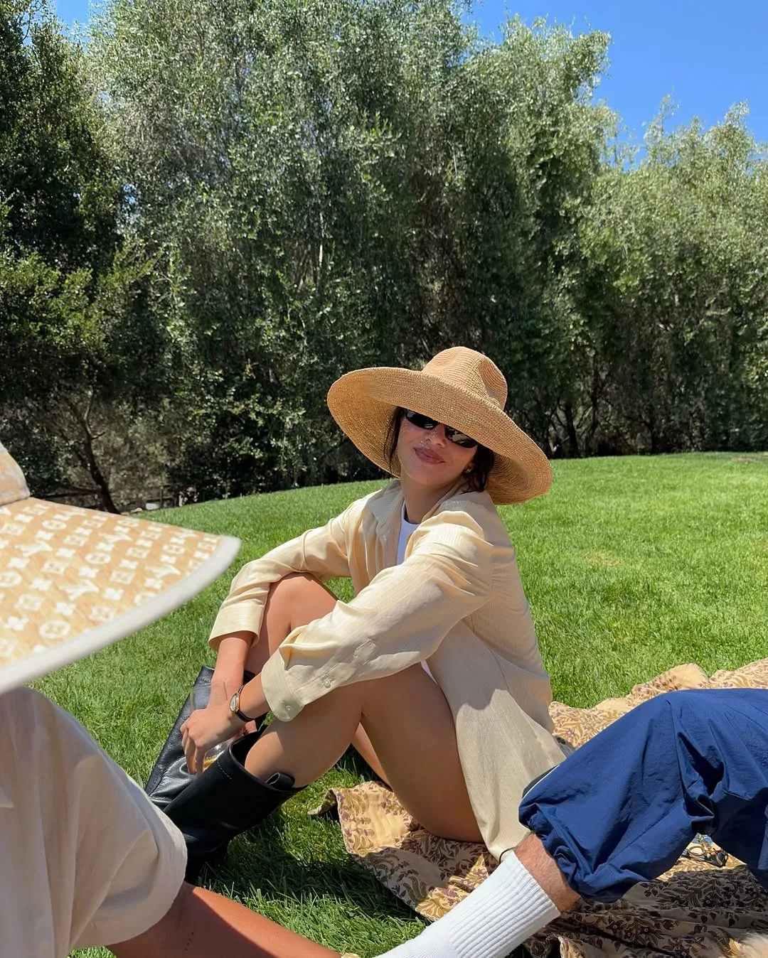 Kendall Jenner diện boots cao cổ da