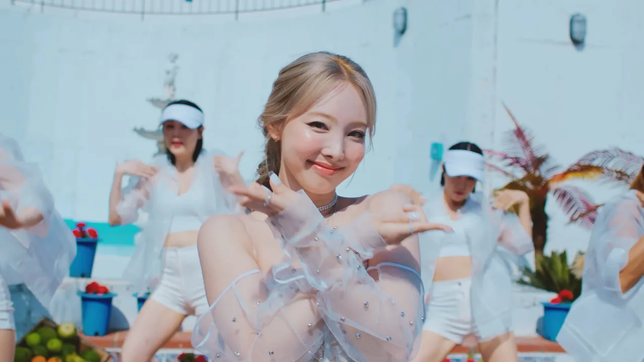 Nayeon trong trang phục trắng MV POP!