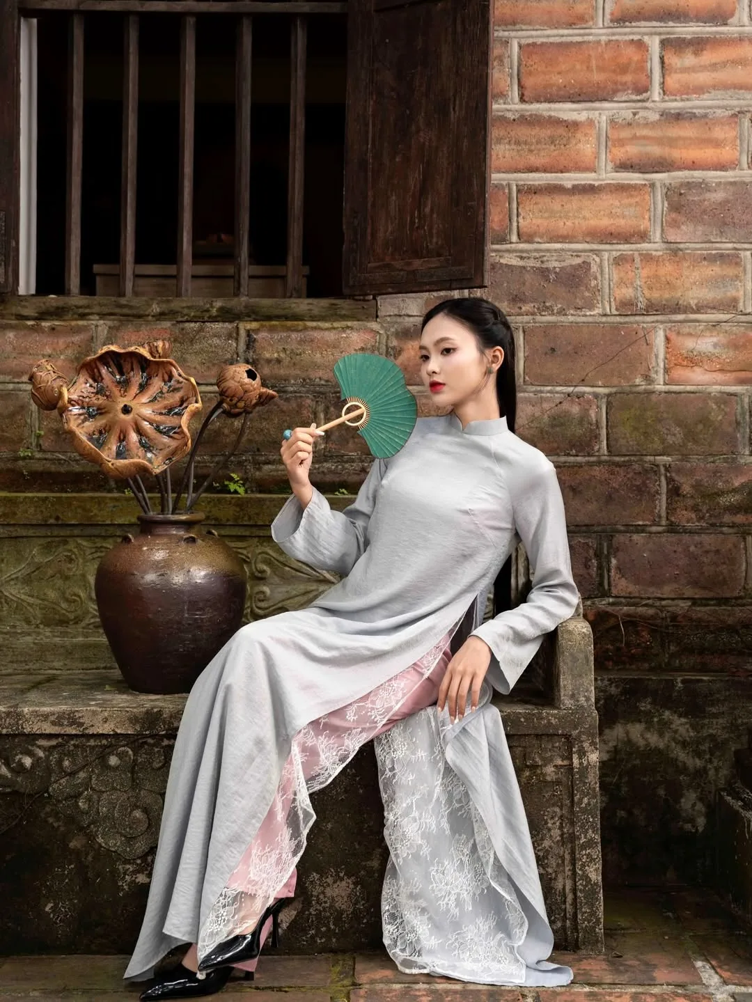 Quạt lụa không chỉ giải nhiệt mà còn là đạo cụ giúp đôi tay trở nên mềm mại, có nhịp điệu khi tạo dáng.