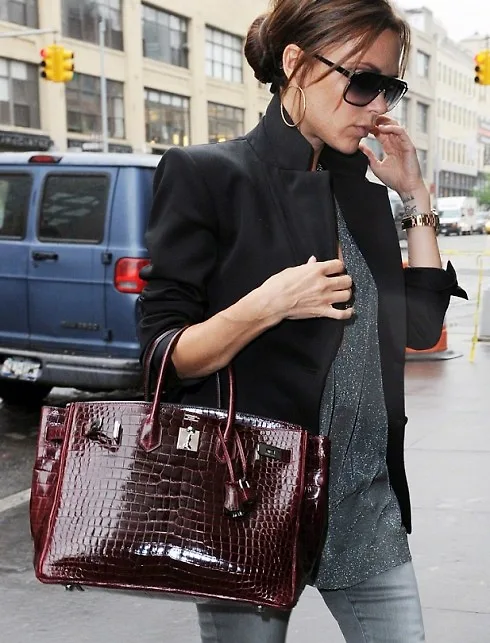 Trước khi trở thành NTK thời trang nổi tiếng, giới thời trang đã biết đến Victoria Beckham với tư cách là người phụ nữ sở hữu nhiều túi Hermes nhất.