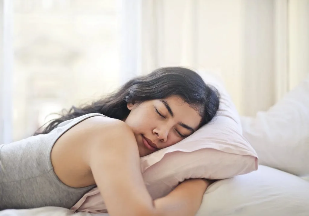 Dễ ngủ-Cô gái nằm ôm gối. Dễ ngủ-Cô gái nằm ôm gối.