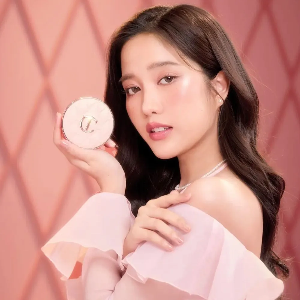 Hình ảnh Freen Sarocha với Pillow Talk Cushion.