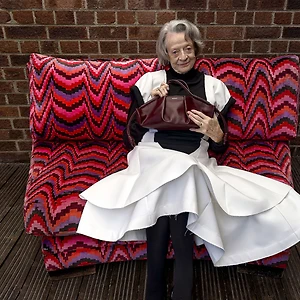 Maggie Smith hội ngộ Taeyoung (NCT) trong chiến dịch quảng bá BST Loewe Xuân-Hè 2024