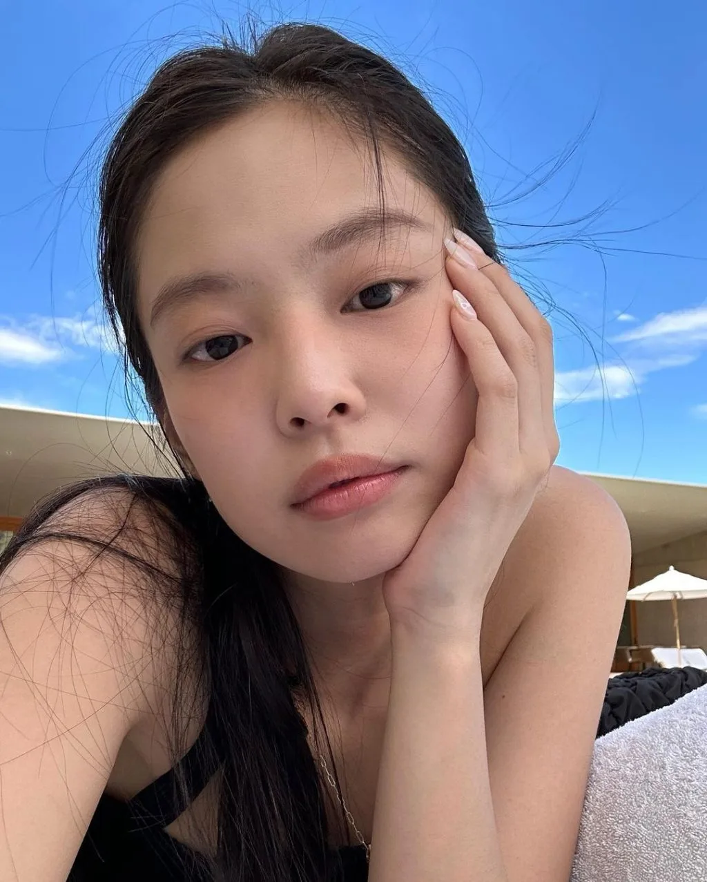Jennie với làn da mịn màng. Jennie với làn da mịn màng và móng ngắn có vẽ nơ