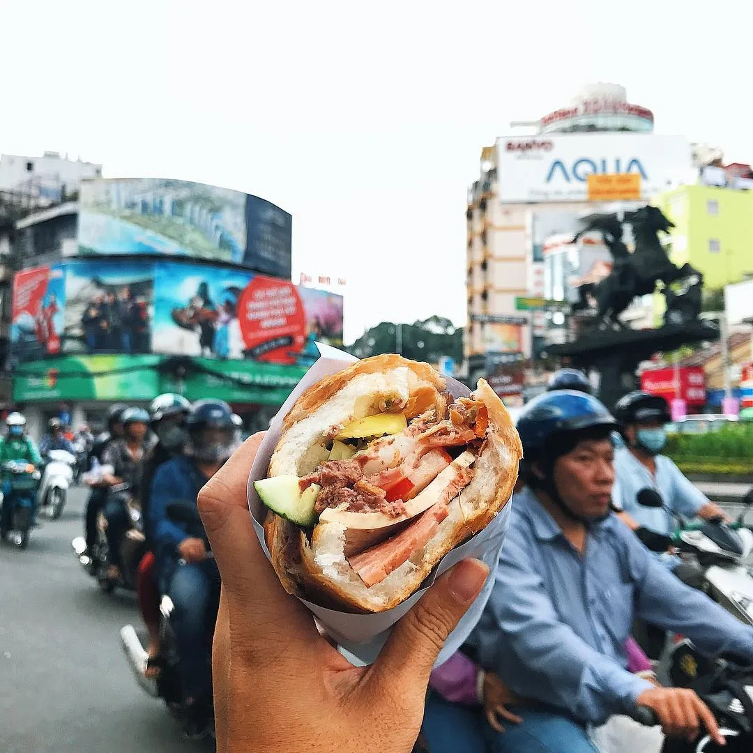 Cô gái ăn cả thế giới Instagram 10