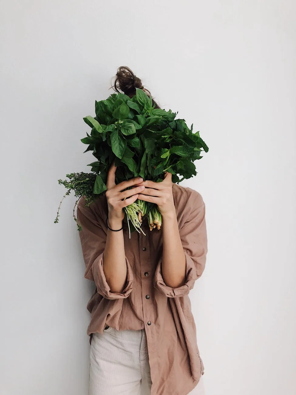 Thèm ăn-Cô gái cầm bó rau. Thèm ăn-Cô gái cầm bó rau.