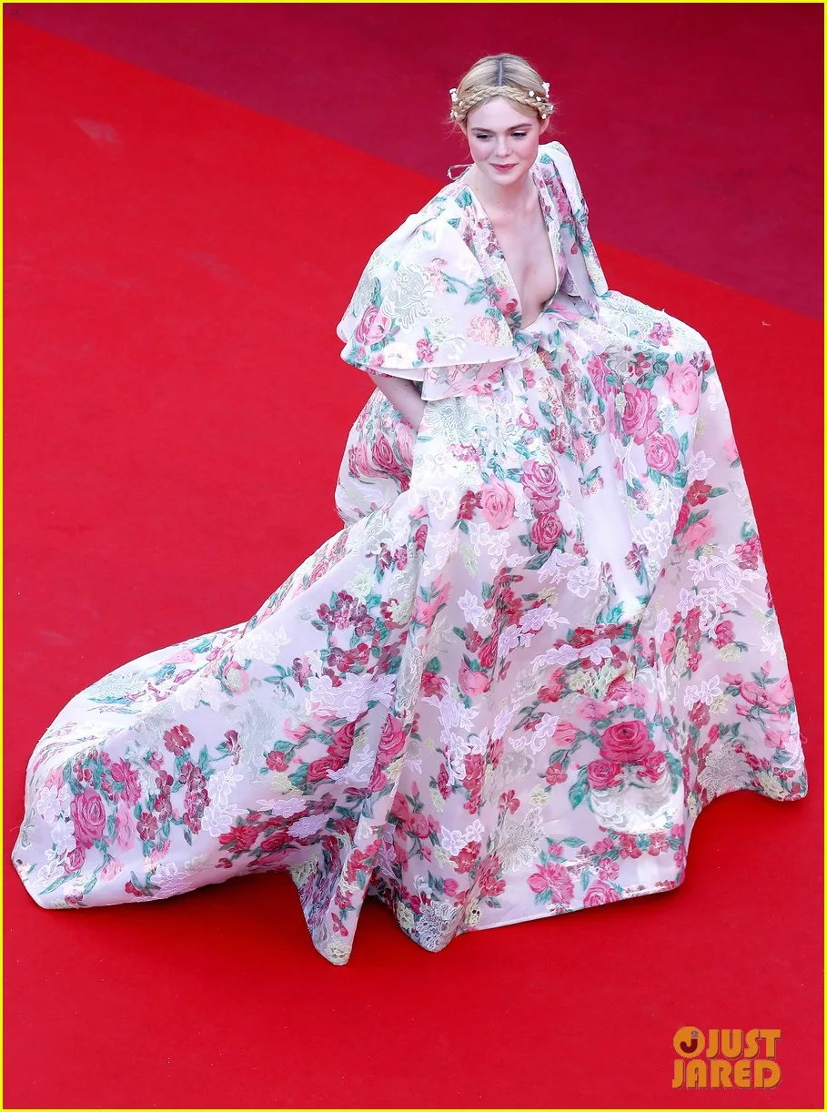 Elle Fanning diện đầm hoa trên thảm đỏ cannes 2019 ngày 2