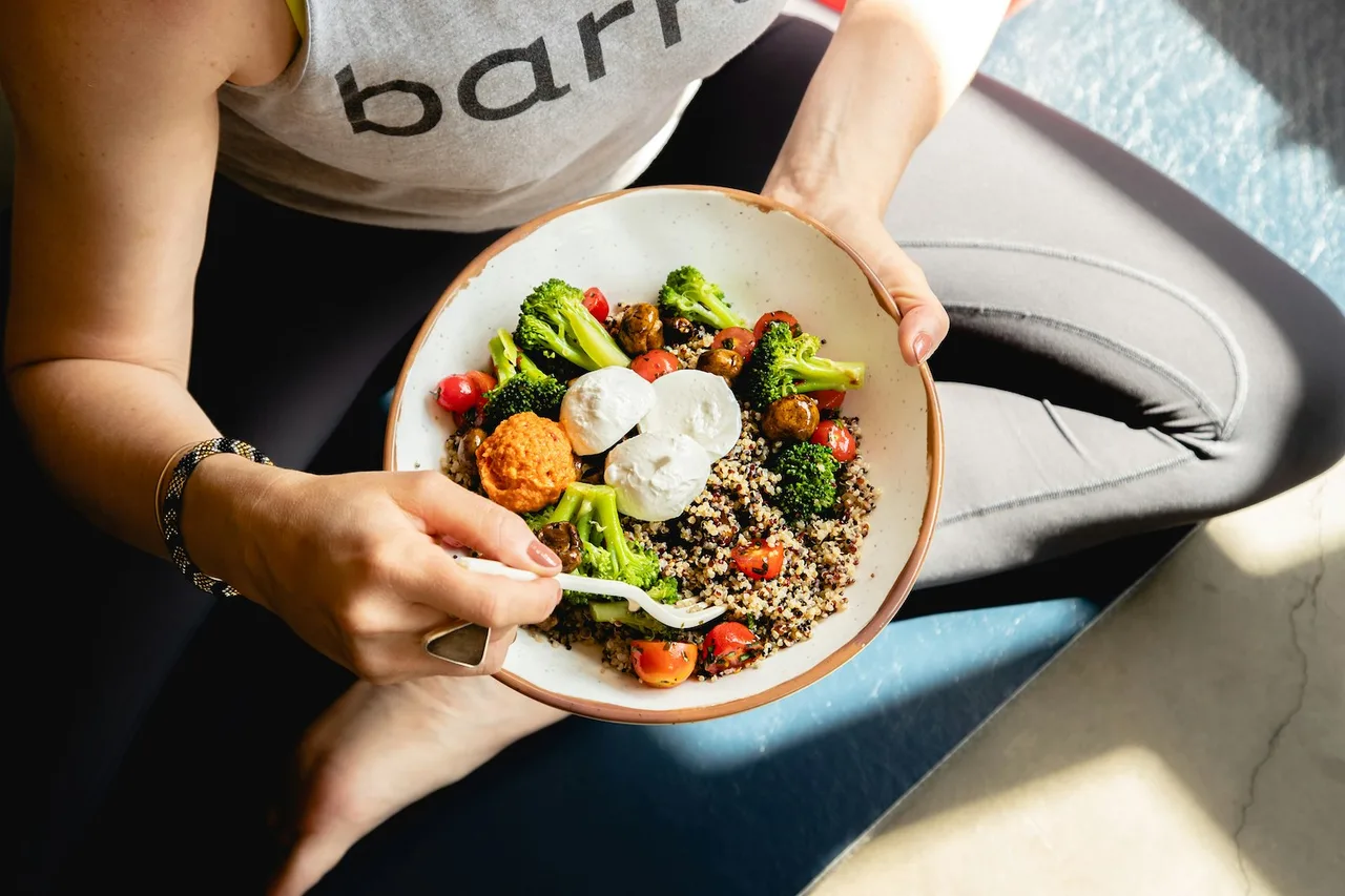 Quinoa bowl với nhiều rau củ - sai lầm khi cắt tinh bột giảm cân