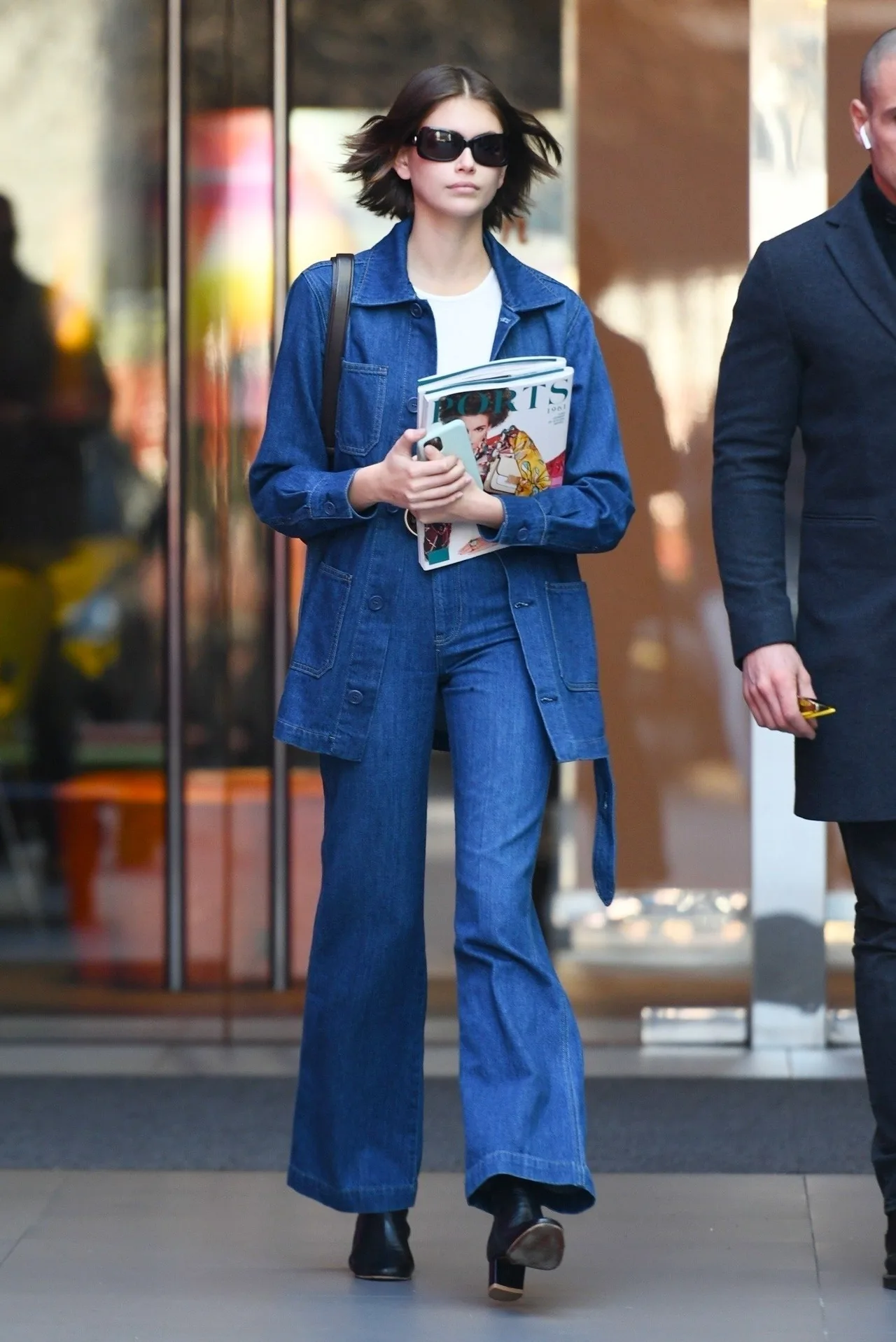 Kaia Gerber mang phụ kiện retro quần ống loe denim