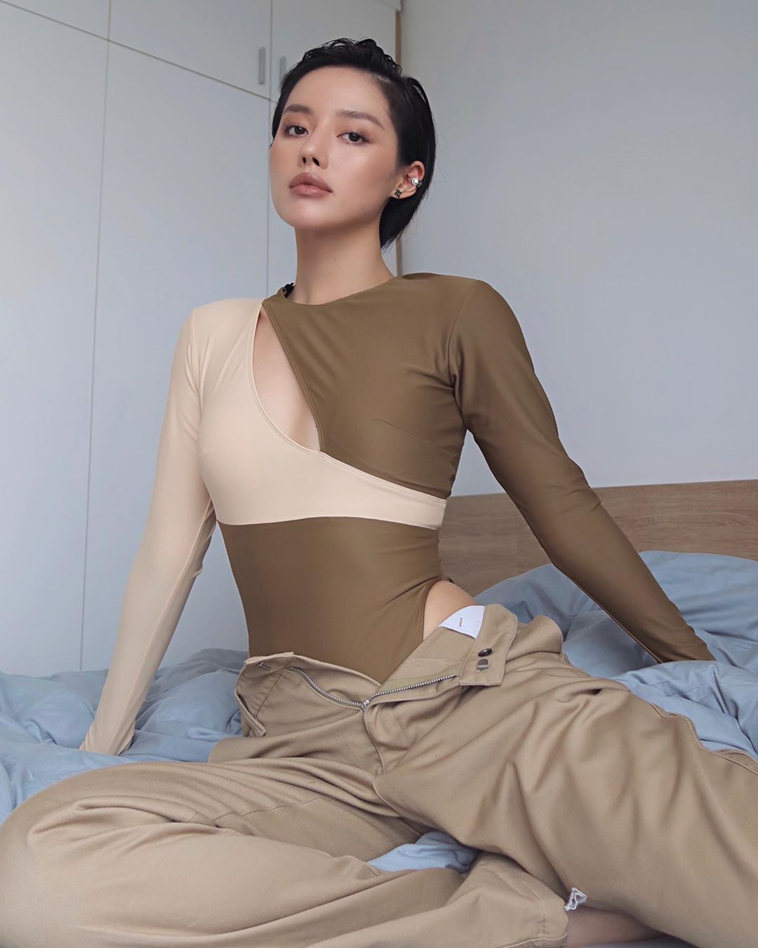 Khánh Linh mặc bodysuit màu nude