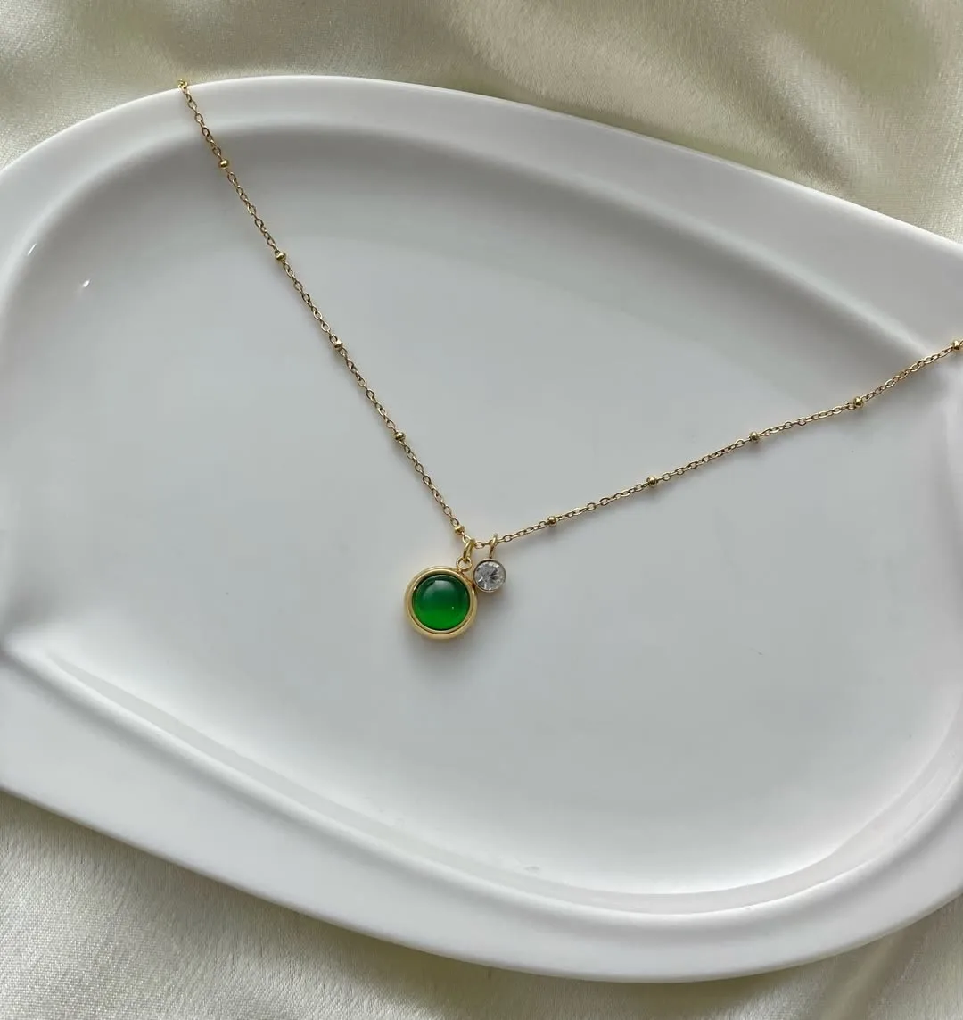 Thiết kế mặt đá tròn đối xứng được bao bọc tinh xảo, đại diện cho tính cách nhóm Đất.