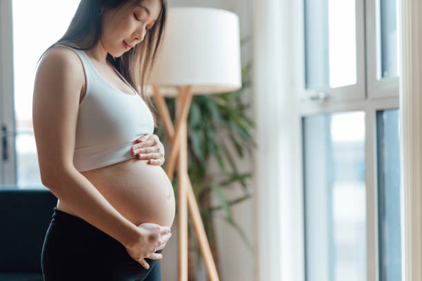 Không sử dụng qua nhiều lá tía tô cho phụ nữ mang thai vì có thể gây tăng huyết áp, ảnh hưởng đến thai nhi và sức khỏe mẹ bầu