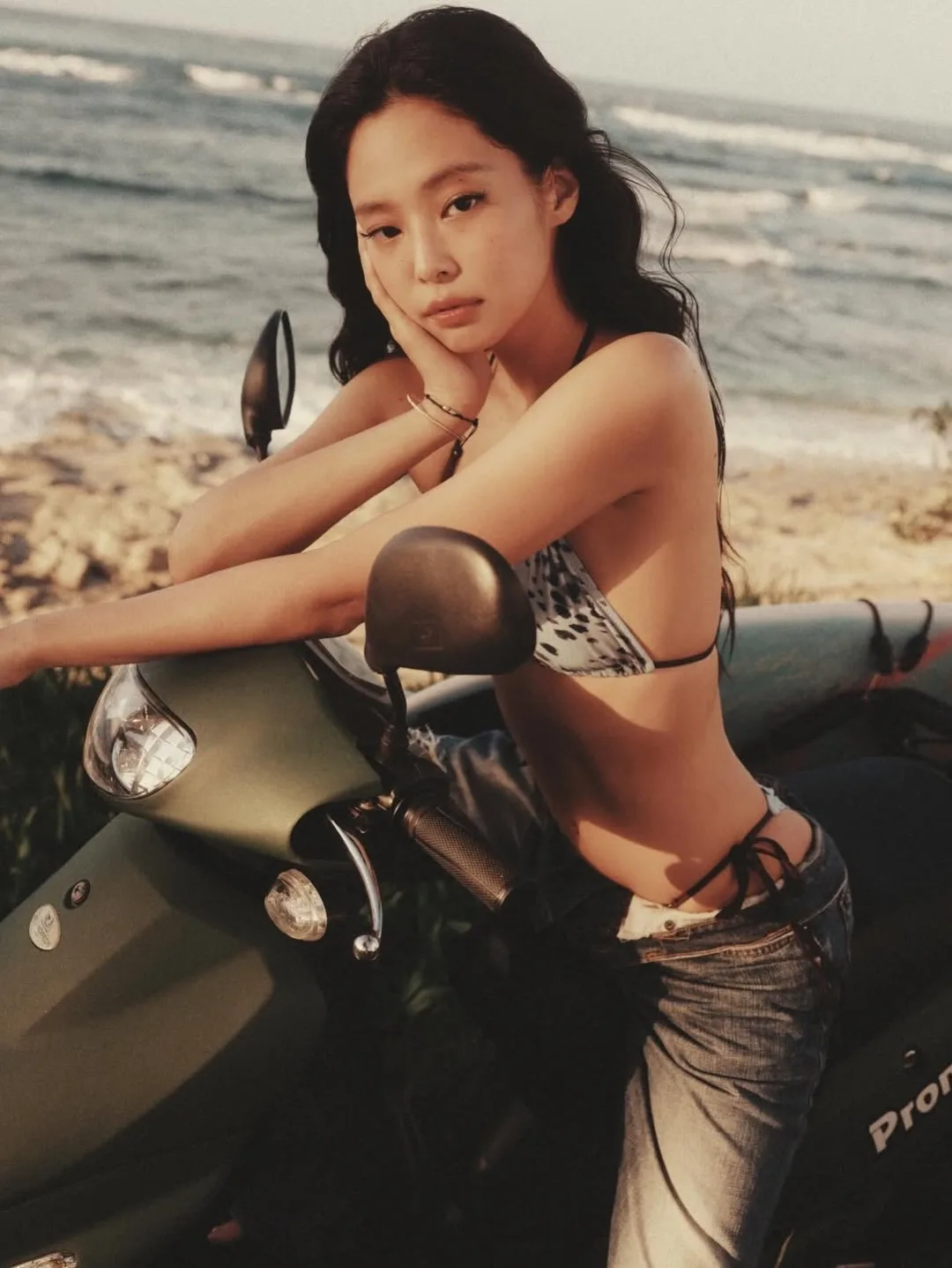 Jennie trong bộ ảnh hợp tác cùng Frankies Bikinis