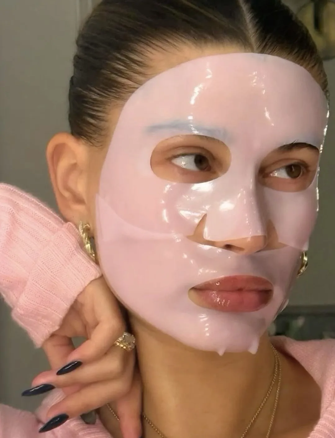 Hailey Bieber chia sẻ thói quen đắp mặt nạ thạch trong routine của mình.