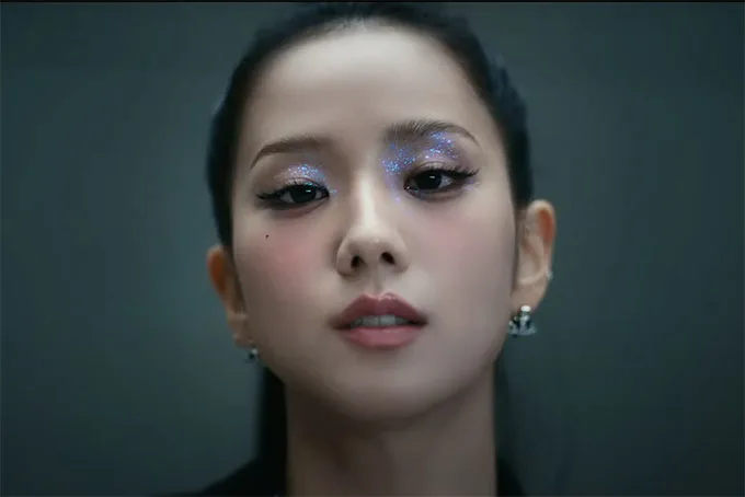 Jisoo với đôi mắt nhũ xanh dương