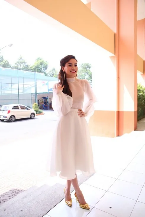 Hồ Ngọc Hà lại chọn tông màu trắng đầy nữ tính cho bộ trang phục của mình