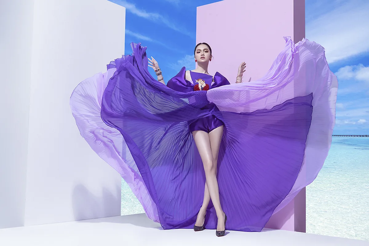 hoa hậu hương giang marky aterlier bộ đầm tím xòe xêp ly