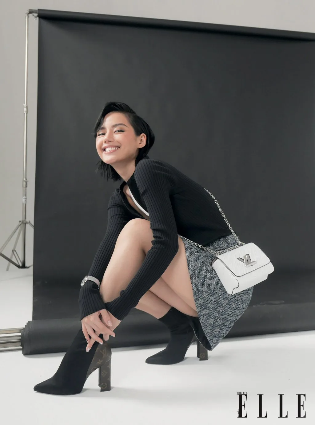 Khánh Linh mang túi Louis Vuitton Khánh Linh mang túi Louis Vuitton