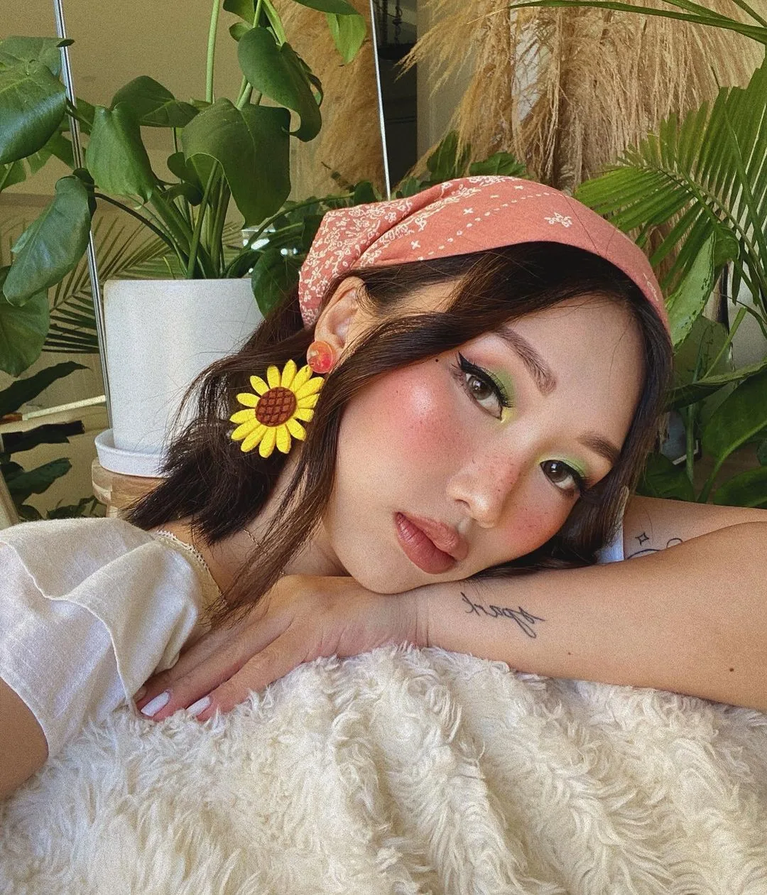 tiktok làm đẹp cô gái bên cạnh chậu cây tiktok làm đẹp cô gái bên cạnh chậu cây