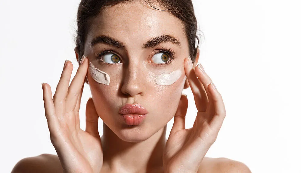 skincare routine cho da dầu mụn bằng kem dưỡng ẩm