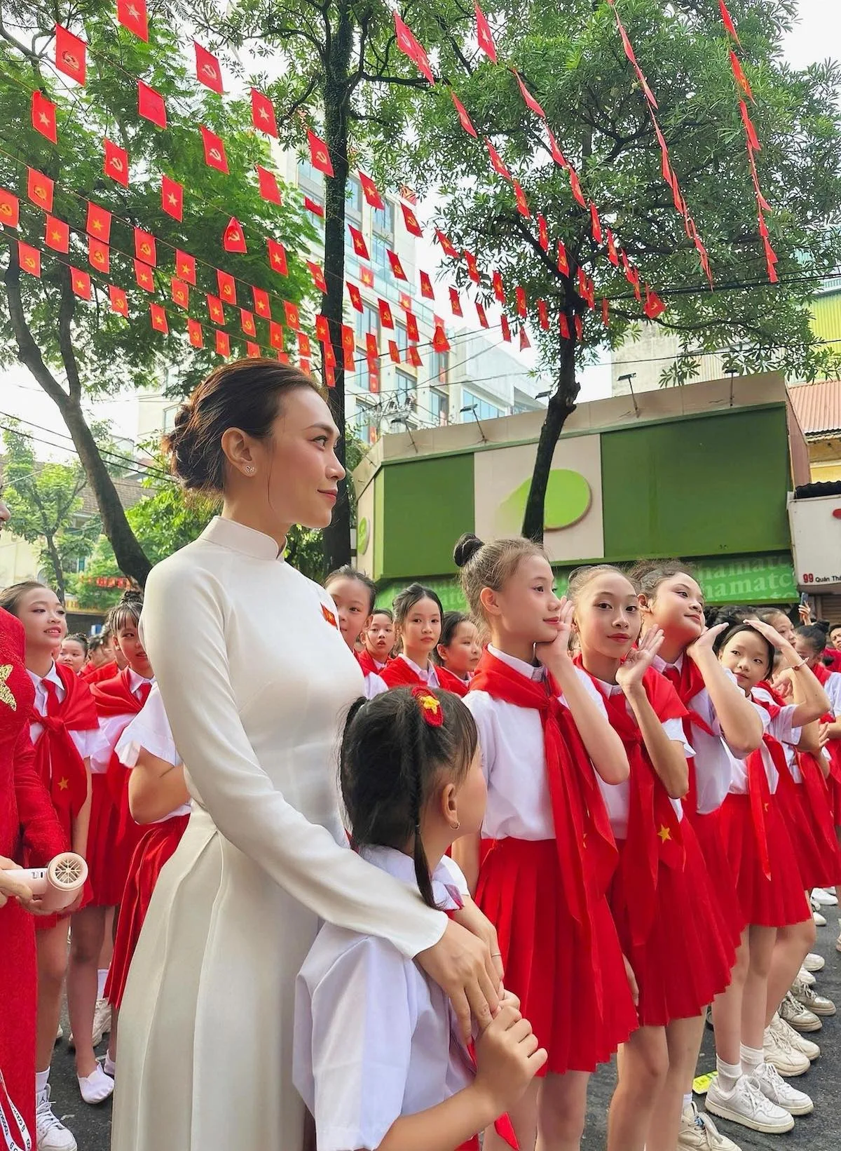 Mỹ Tâm giản dị và thanh lịch trong tà áo dài trắng, hòa mình cùng không khí lễ Quốc khánh 2/9 bên các em nhỏ.