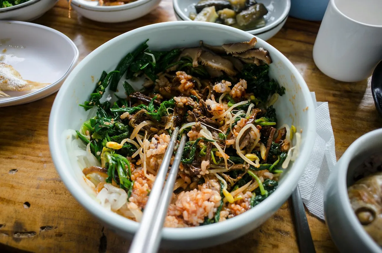 Cơm trộn bibimbap chay kiểu Hàn với giá đỗ, rau xanh và nấm