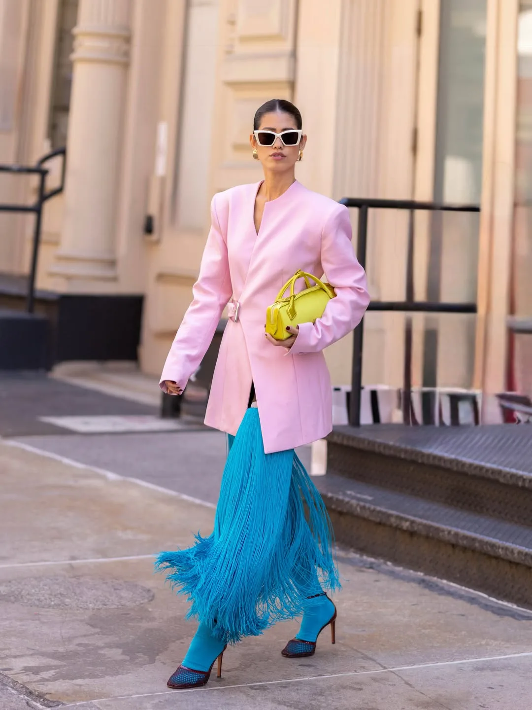 Sắc hồng pastel kết hợp cùng xanh Cerulean thổi bùng năng lượng mùa Hè mà vẫn giữ trọn nét thanh lịch.