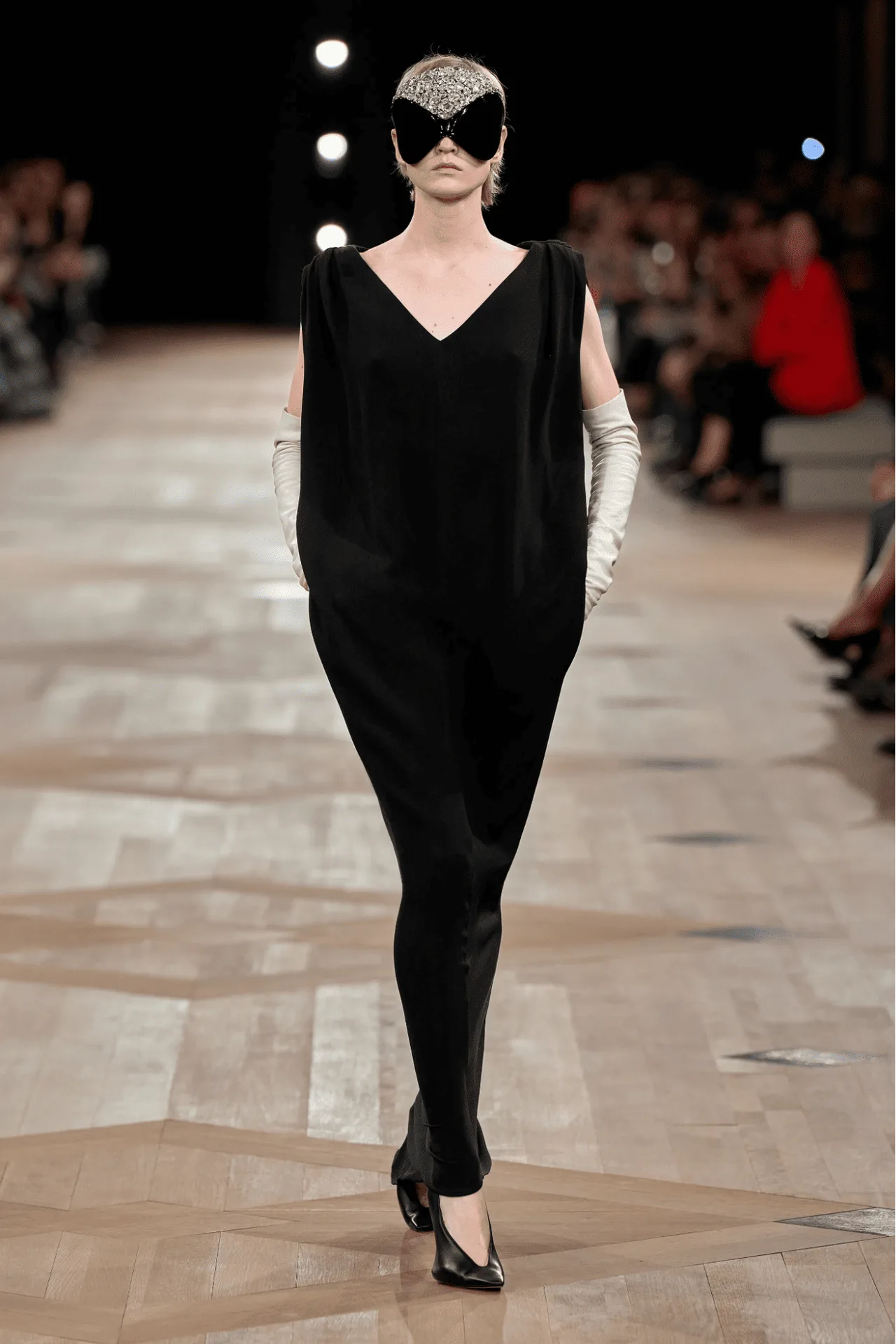 Mẫu kính Bug-eye xuất hiện tại sàn diễn SS26 của Balenciaga.