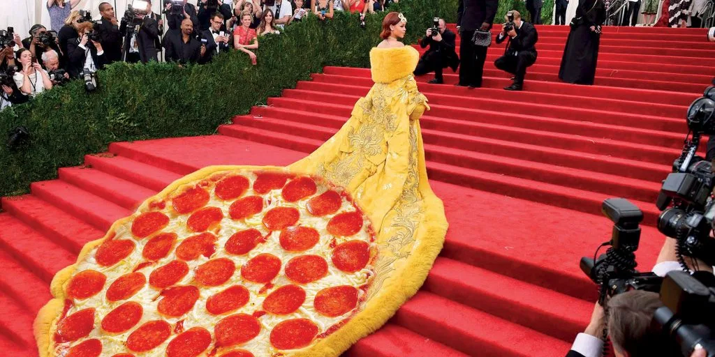 meme 2 Thiết kế đầm trên thảm đỏ MET Gala 2019 của Rihanna được ví như bánh pizza