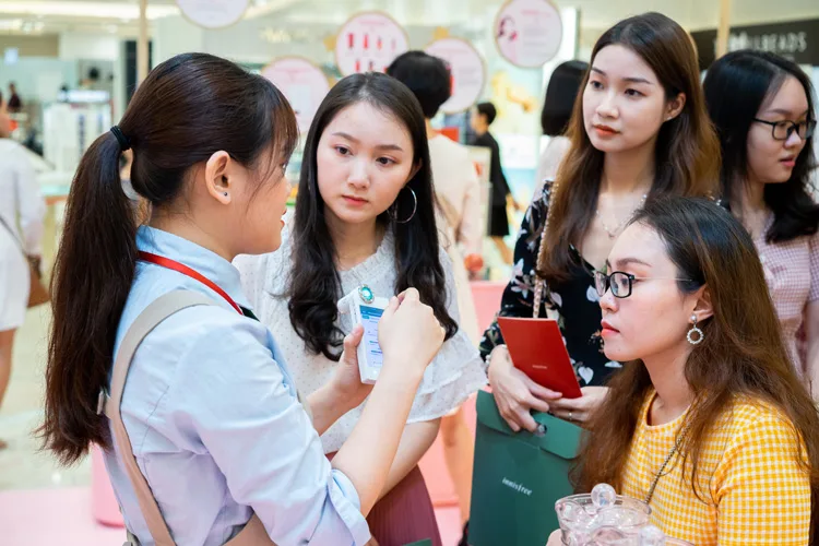 Khách hàng nghe tư vấn tại sự kiện iNNISFREE Khách hàng nghe tư vấn tại sự kiện iNNISFREE