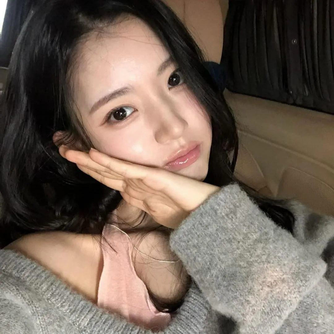 Người mẫu sử dụng một màu son bóng nhạt tạo điểm nhấn cho môi