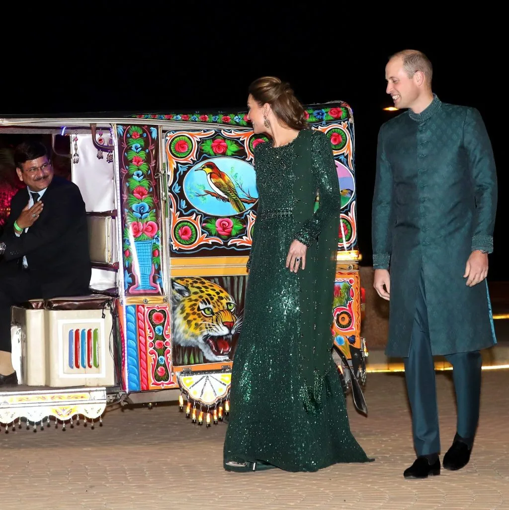 Công nương Kate mặc thiết kế của các NTK Pakistan 1