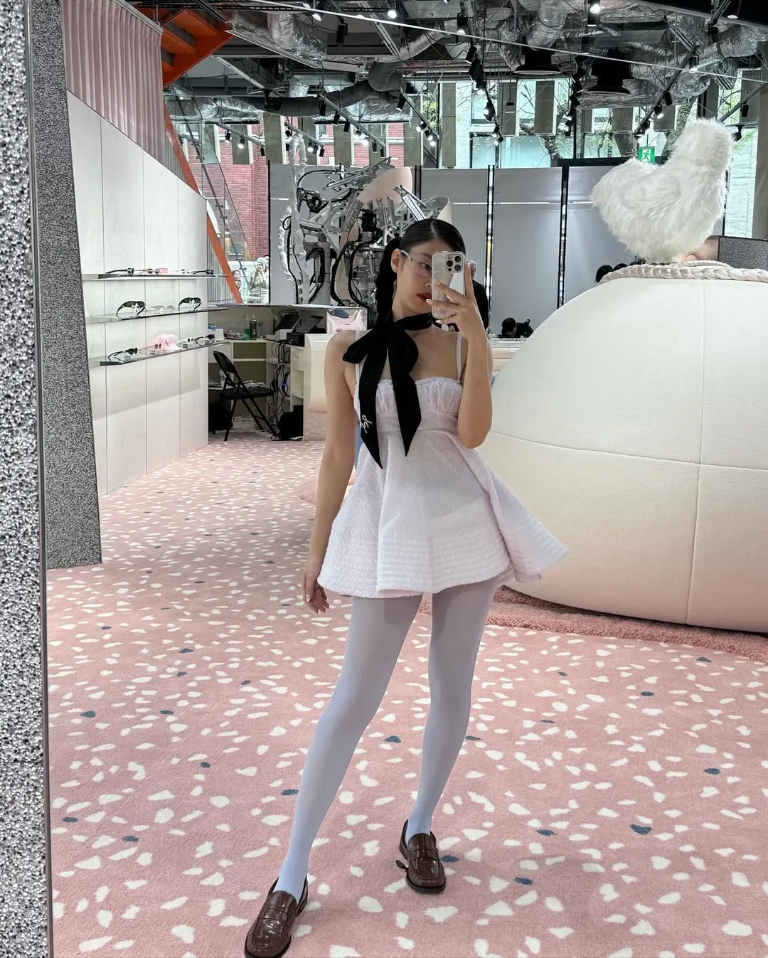 Jennie diện quần legging phối váy