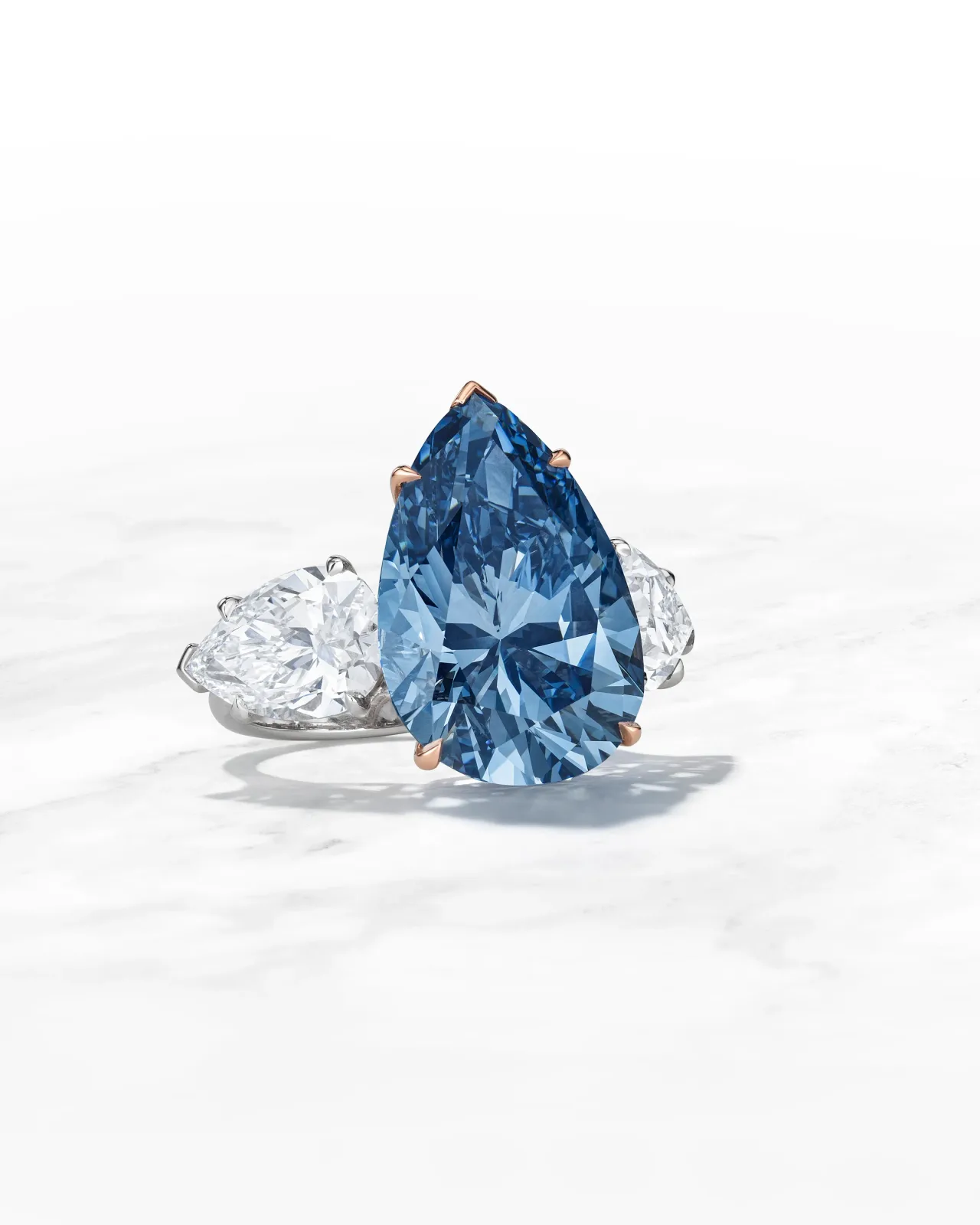 Ngôi sao xanh Bleu Royal Diamond Ring.