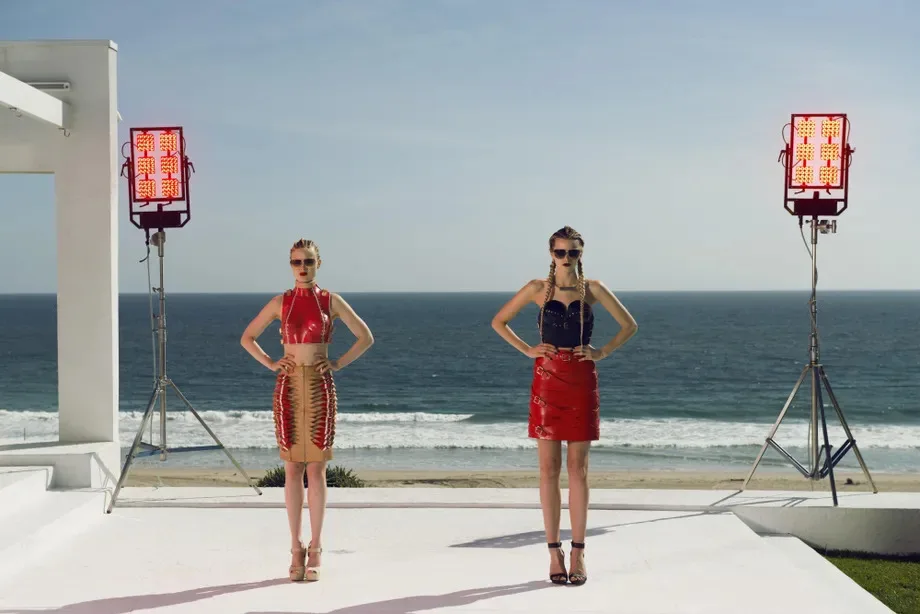 Trang phục Marina Hoermanseder trong Neon Demon